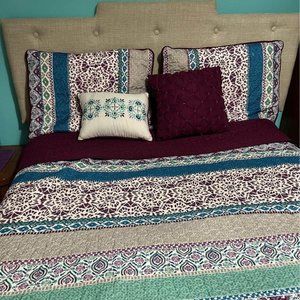 INTELLIGENT DESIGN Multicolor Queen Size Bedding Set in Excellent Condition